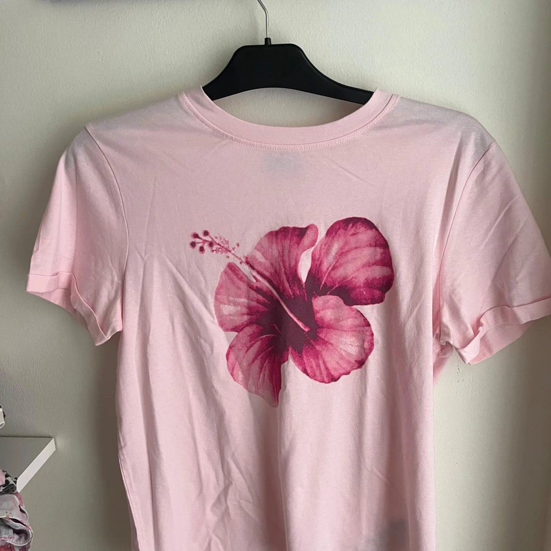 Ljusrosa t-shirt med blomtryck FB Sister