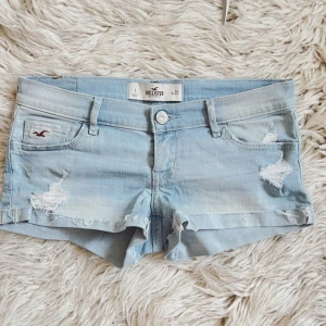 RESERVERADE⚠️HOLLISTER SUPER LOWRISE lågmidjade jeanshorts  - SÄLJER MASSA FLER SHORTS PÅ MIN PROFIL!!Sååå snygga sköna och stretchiga ! Midja rakt över: ca 38,5 +mycket stretch💕💕