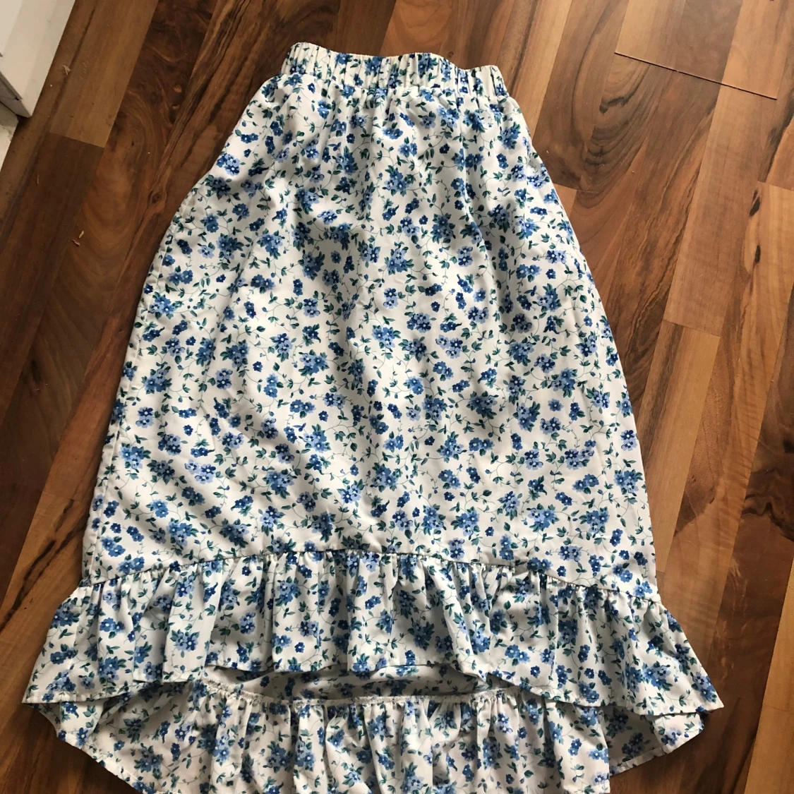 Vit blommig långkjol med volang