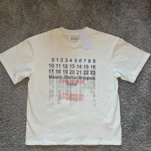 Maison Margiela T-shirt - Helt ny aldrig ens testad. Storlek medium. Har original förpackning 👌