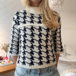 Stickad tröja - Asfin stickad tröja i 17% mohair🌺 på lappen står det L men jag tycker att den sitter lagomt oversized på mig som brukar ha S