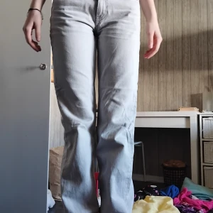 Ljusgrå jeans från g perfect jeans - Snygga ljusgrå jeans från g perfect jeans i klassisk femficksmodell. Jeansen har raka ben, normal passform och dragkedja i gylfen. Perfekta för dig som gillar en stilren och enkel look. Materialet är mjukt och bekvämt jeans.