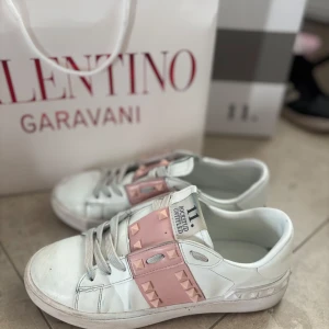 Valentino skor  - Rosa valentino skor i storlek 38, två bitar som ramlat av men annars jätte fint skick!
