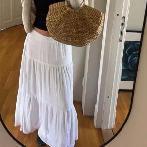 Vit långkjol från Stradivarius - Supersöt vit långkjol från Stradivarius i storlek S💕kjolen är använd fåtal gånger 