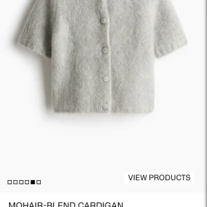SÖKER mohair kofta - Söker denna kofta från hm i antigen grå, vit eller beige/rosa i xs eller i s skriv om någon har en de skulle kunna sälja för ett rimligt pris!💞