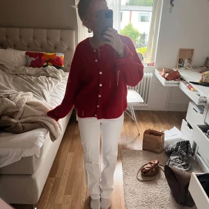 Vita straight jeans low waist 24/32 - Superfina vita jeans från Bikbok, lite bruna längst ner vid benen då jag trampat lite på dom! Annars jättebra skick!