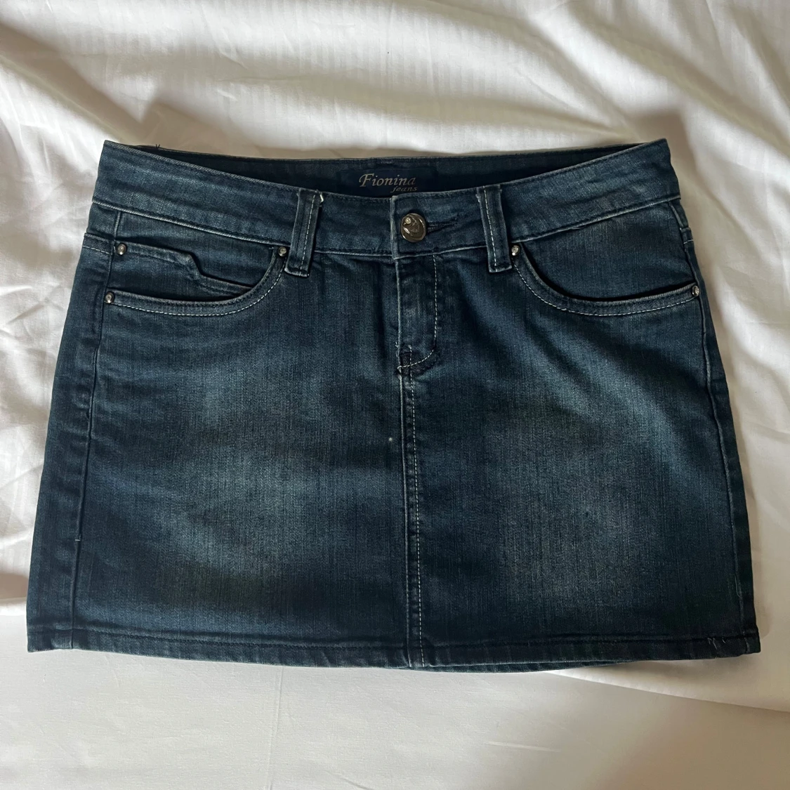 Mörk jeanskjol från Fionina