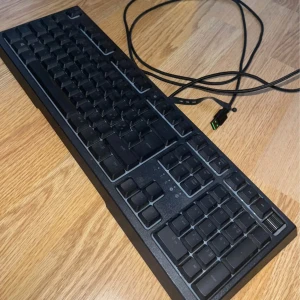 Razer Ornata V2 tangentbord - Säljer mitt Razer Ornata V2 tangentbord pga uppgradering till ett annat.   Enda problemet är att ett utav ”fötterna” saknas. Annars fungerar det utmärkt.   Nypris: 1190kr Mitt pris: 425kr