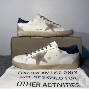 Golden goose skor - Säljer dessa feta Golden goose skor. Skorna är endast använda ca 3  gånger. Skick 9/10. Dustbag, låda och certifieringskort följer med ✅ Priset går att diskuteras