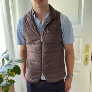 Stenströms väst brun S - Stenströms väst i väldigt bra skick. Ingen defekt. Modellenr 180,75 kg. Kom med frågor. Rekommenderar för dom som brukar ha M. Dubbelkedjad och väldigt lyxig i allmänhet. 