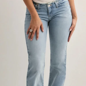 Ljusblå raka jeans - Snygga ljusblå jeans. Super low passar till typ allt. Aldrig använda då dom är för små. Storlek 32. Skriv för fler bilder!❤️