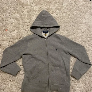 Ralph lauren zip - Säljer nu min snygga Ralph lauren som är köpt på kids brand store. Säljer den för att den har blivit för liten för mig och då inte får en andvändning av den