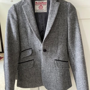 Tweed kavaj - En jättefin äkta tweed kavaj. Köpt i Oxford, England. 