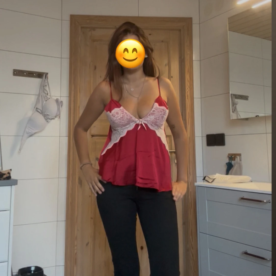 Röd och vit spetslinnetopp i satin - 1