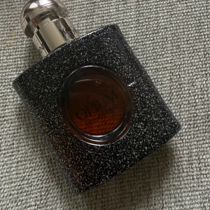 Yves Saint Laurent Black Opium 30ml - Säljer en Black Opium parfym som bara används få antal gånger. Säljer för den inte kommer till användning och priset kan diskuteras 