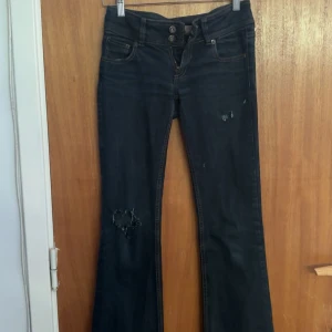 Mörkblåa bootcut jeans - Säljer mina favorit jeans pga att dom ej passar längre💞Mörkblå, lågmidjade bootcut jeans med slitna detaljer på benen💗