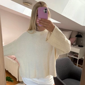 Vit stickad tröja från Gina Tricot - Supermysig vit stickad tröja från Gina Tricot med breda ärmar och ribbat mönster. Tröjan har en loose passform o är i strl xs, använd men fortfarande i väldigt bra skick då materialet är bra