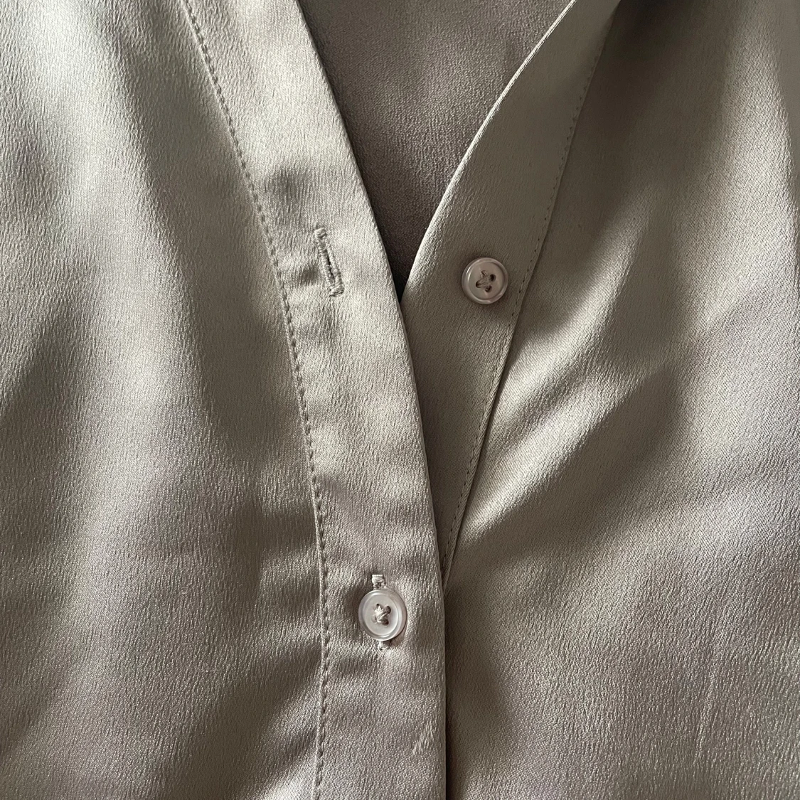 Beige skjorta i satin från Vero Moda - 3