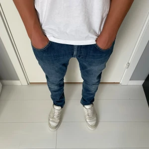 Dondup jeans - Tja! Säljer nu dessa feta dondups jeansen! Jeansen är i fint skick med orginal slitningar och en fin tvätt på jeansen! Nypris på jeansen är cirka 4000kr, Vid bilder eller frågor skriv privat! Jeansen är förstorade någon cm, men sitter fortfarande som 31-32