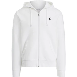 Vit hoodie från Polo Ralph Lauren - Vit hoodie från Polo Ralph Lauren med dragkedja, huva med snörning och klassisk logga broderad på bröstet. Mjuk bomullskänsla, två fickor framtill och ribbade muddar. Perfekt för en clean och stilren look.