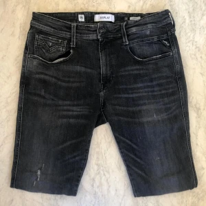 Replay anbass jeans  - Otroligt snygga och sköna Replay anbass jeans i sliten modell. Storlek 34/34. Tveka inte på att skriva till oss vid minsta lilla fundering 💭 