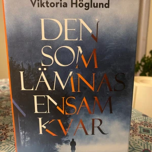 Den som lämnas ensam kvar av Viktoria Höglund - Nyskick! En spännande och känslosam deckare om psykologen Malin Dahl, där oväntade livshändelser och mordmysterier vävs samman. Perfekt för dig som gillar nervkittlande berättelser och vill följa jakten på en mördare i en svensk småstadsmiljö.