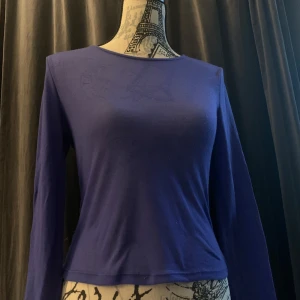 Blå långärmad topp  - Snygg blå långärmad topp från Vero Moda Tunn och mjuk i materialet, perfekt till lager-på-lager. Rund halsringning och figurnära passform. Ej använd 