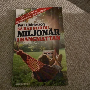 Så här blir du miljonär i hängmattan - En inspirerande bok för dig som vill lära dig om ekonomi och hur du kan bli miljonär på ett enkelt och avslappnat sätt. Perfekt för unga vuxna som vill ta kontroll över sin framtid och ekonomi.