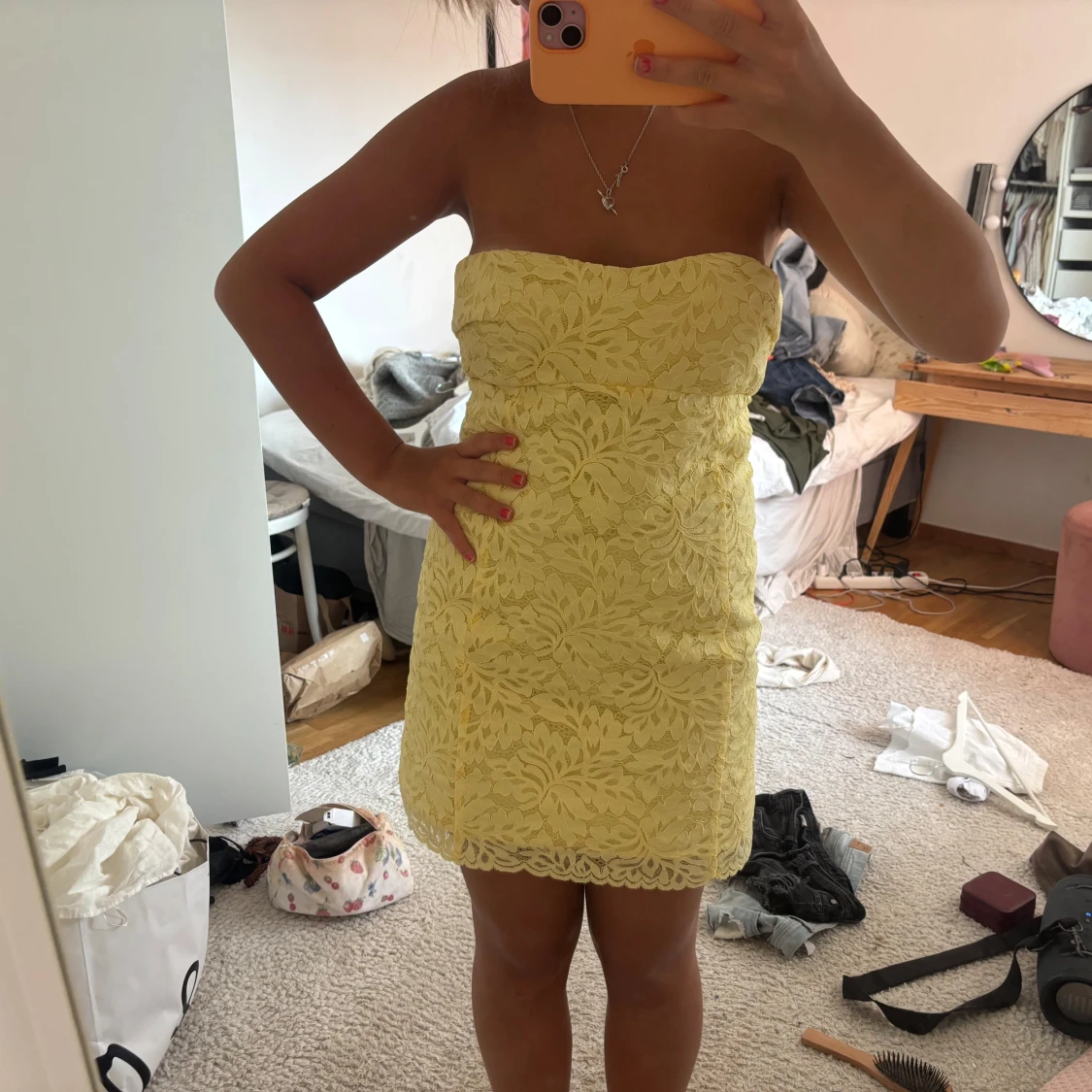 Gul spetsklänning från mango  - 1