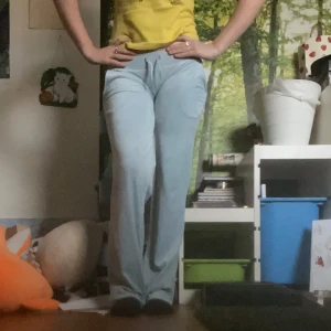 Low waist Ljusblå mjukisbyxor juicy couture  - Jag har sytt om dem till low waist men inga alls defekter pga det, superstabilt. Inga märkbara defekter över huvud taget:)