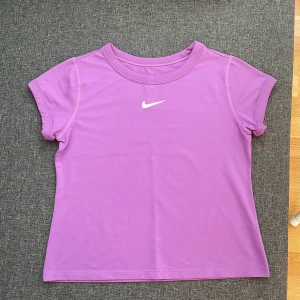Helt ny Nike T-shirt - Lila tränings T-shirt ifrån Nike.💜Aldrig använd, helt ny!! Väldigt skönt och stretchigt material. Den är i M barnstorlek 💜