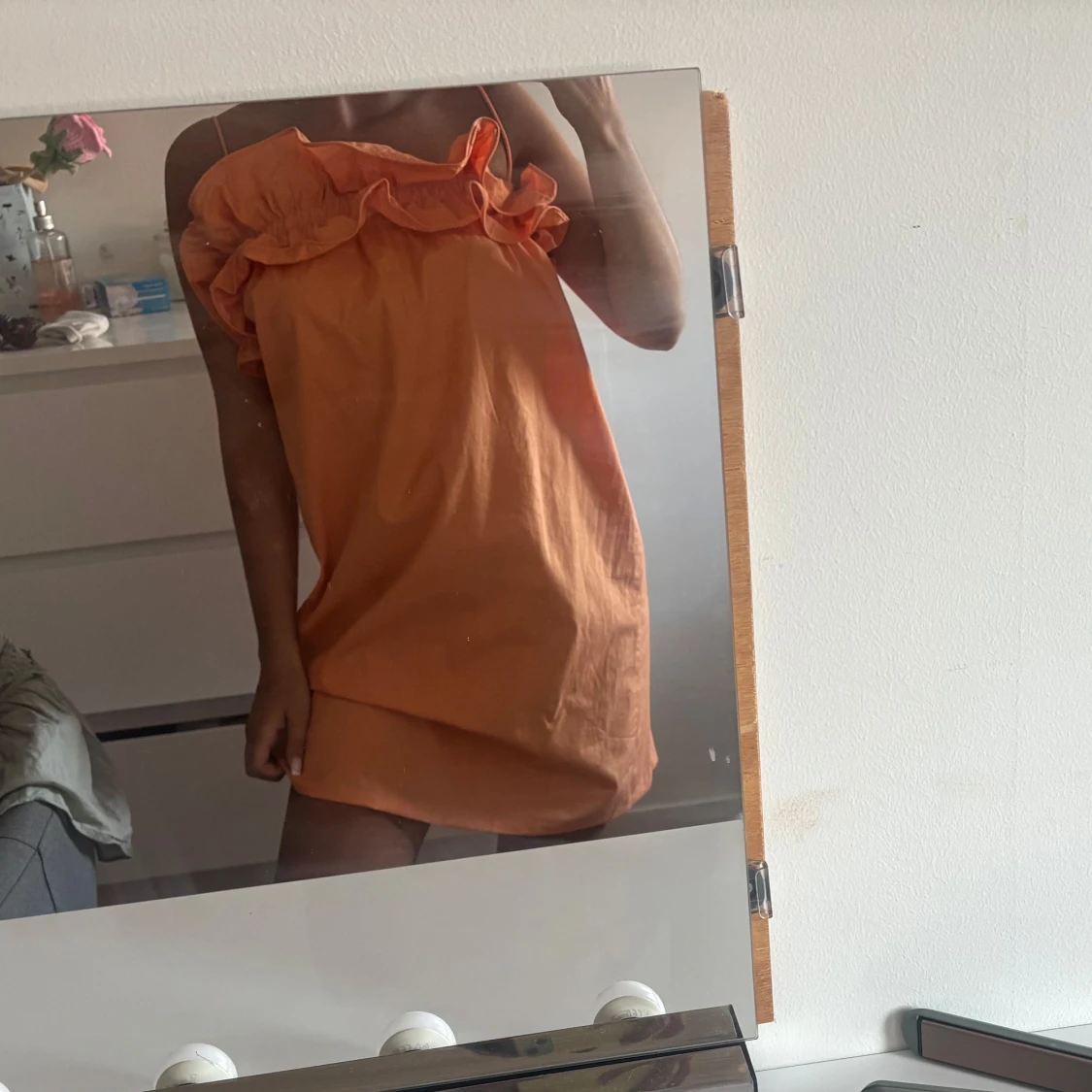 Orange kort klänning med volang
