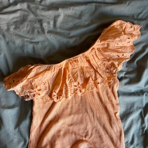 Topp Zara - Volangtopp ifrån Zara i orange/korallrosa. Aldrig använd. Storlek 164 men är som en XS/S