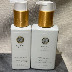 Nytt! Rituals Royal Tea hand balm & tvål - Nya!! Set med Rituals Royal Tea hand balm (85 ml) och hand wash (110 ml) från Private Collection. Båda i vita fyrkantiga flaskor med lyxiga guldfärgade pumpar och elegant svart och guld logga. Doften är inspirerad av te och ger en fräsch känsla till händerna.