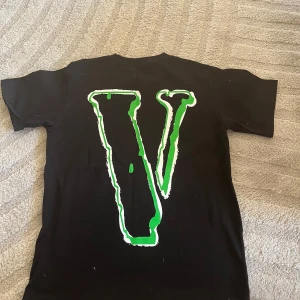 Vlone x nba younboy - Tvärfet vlone tröja aldrig använd för att den var för stor inget fel säljer billigt