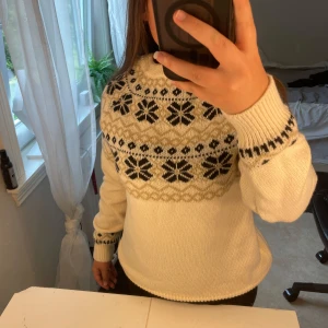 Vit stickad tröja  - Säljer en vit stickad tröja som är perfekt till hösten/vintern. Jätte fint skick ❤️