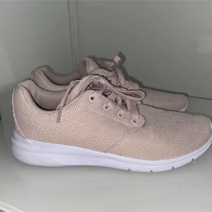 SOC sneakers - Nuderosa SOC sneakers köpta pả Stadium. Har knappt använt dem och de är i väldigt bra skick! De är mycket bekväma, luftiga och lätta - perfekt för varma dagar eller längre promenader! 