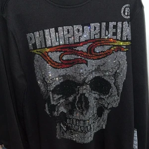 Philipp Plein svart sweatshirt med strass - Svart sweatshirt från Philipp Plein med Platinum Cut, storlek s passar m. nyskick. Nypris 11,000kr tar även byten