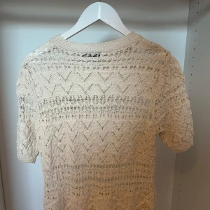 Beige stickad topp med kort ärm - Jättefin tröja från Zara med coola detaljer. 