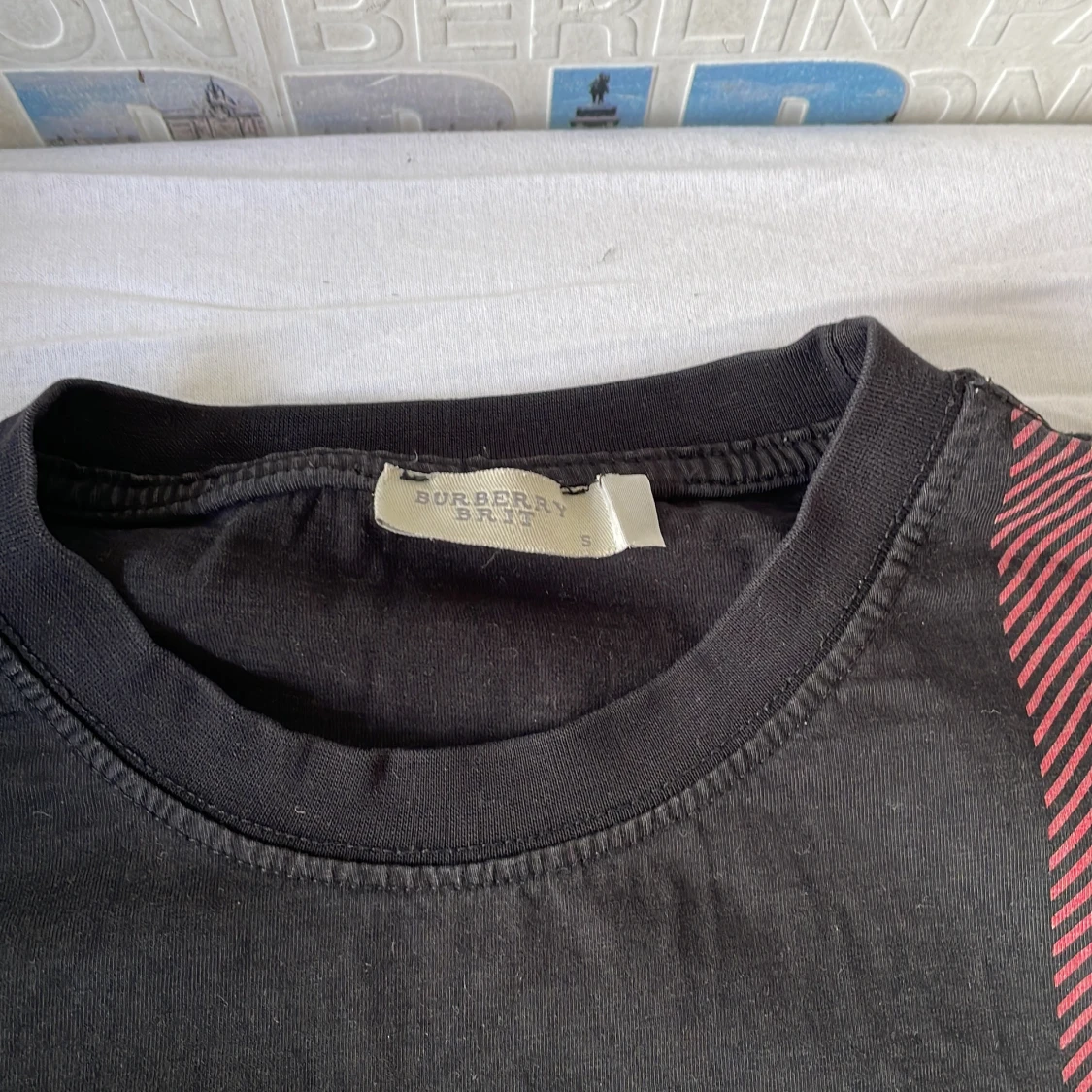 T-shirt med tryck över  - 3