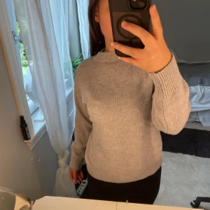 Ljusgrå stickad tröja - Ljusgrå stickad tröja med rund halsringning och ribbade muddar. Jätte fint skick ❤️