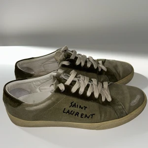 Saint Laurent Sl/06 skor - Klassiska SL/06 i olivgrönt. Lite slitna men fortfarande stilrena och fullt användbara. Skick: 7/10 Pris kan diskuteras 📦 Skickas eller möts upp