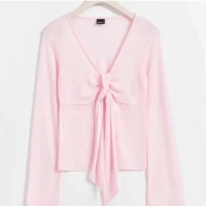 Ljusrosa tröja med knyt från Gina  - Supersöt ljusrosa topp från gina tricot kmr inte till användning nån mer