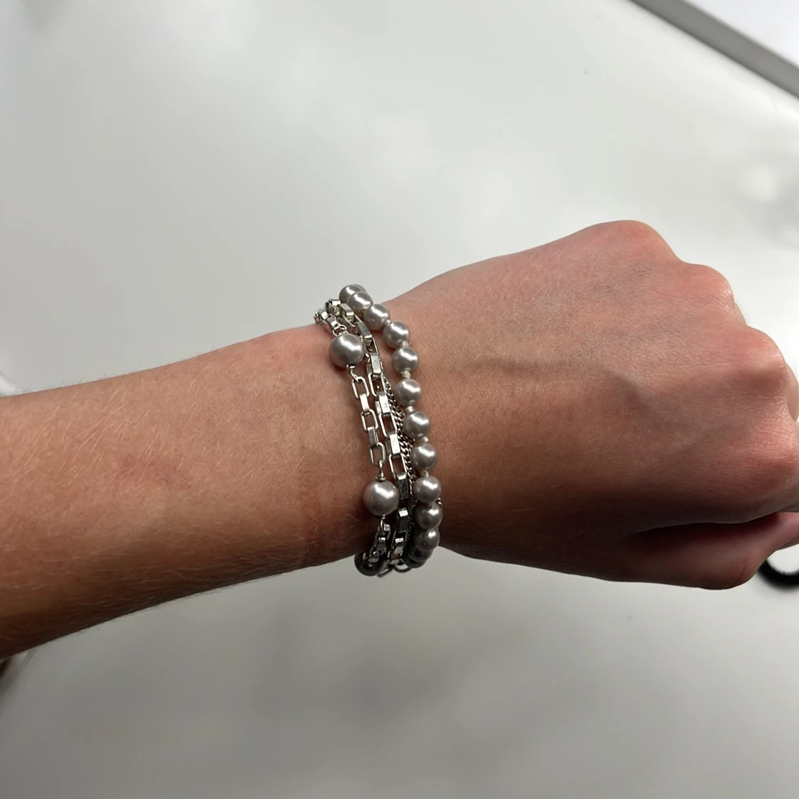 Silverfärgat armband med pärlor - 1