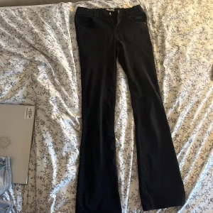 Svarta bootcut byxor från ONLY - Svarta jeans från ONLY i storlek 152 med bootcut och Lowwaist<3