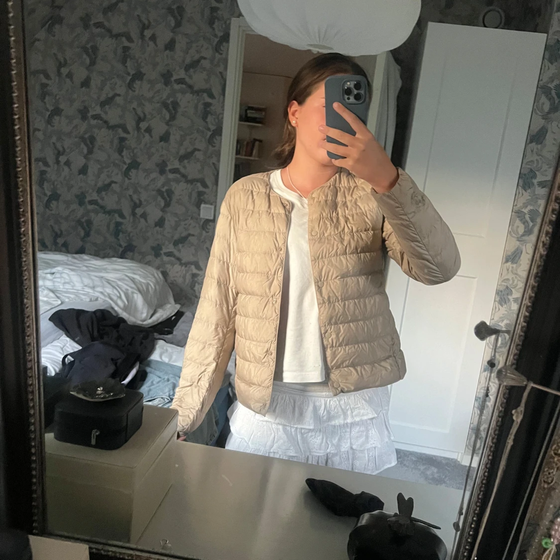 Beige dunjacka från Uniqlo