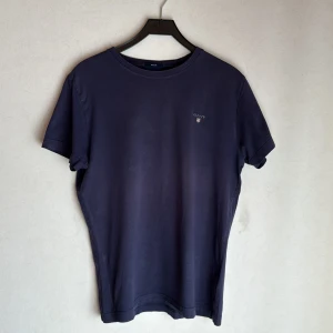 Mörkblå t-shirt från GANT, storlek M - Snygg mörkblå t-shirt från GANT. Nypris 699 kr