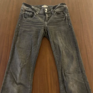 Svarta jeans från Gina Tricot, stl 170 - Snygga svarta jeans från Gina Tricot i storlek 170. Jeansen har klassisk femficksdesign, bootcut design och kontrastsömmar. Perfekta och funkar året runt. Materialet är mjukt denim som sitter jätte skönt! Inga defekter vad jag kan hitta och de sitter som en vanlig strl 36 ungefär💕