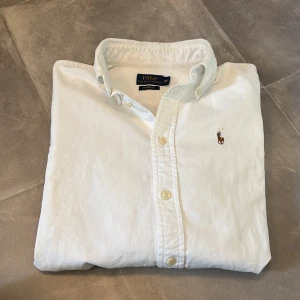 Ralph Lauren skjorta GE PRISFÖRSLAG  - Skick: 10/10 | Storlek: XS | Passar perfekt för dig som är 165-170 | | Nypris: 1600 | Mitt pris: Ge prisförslag | Köparen står för frakt | Vill endast ha seriösa köpare | Hör av er vid frågor. 