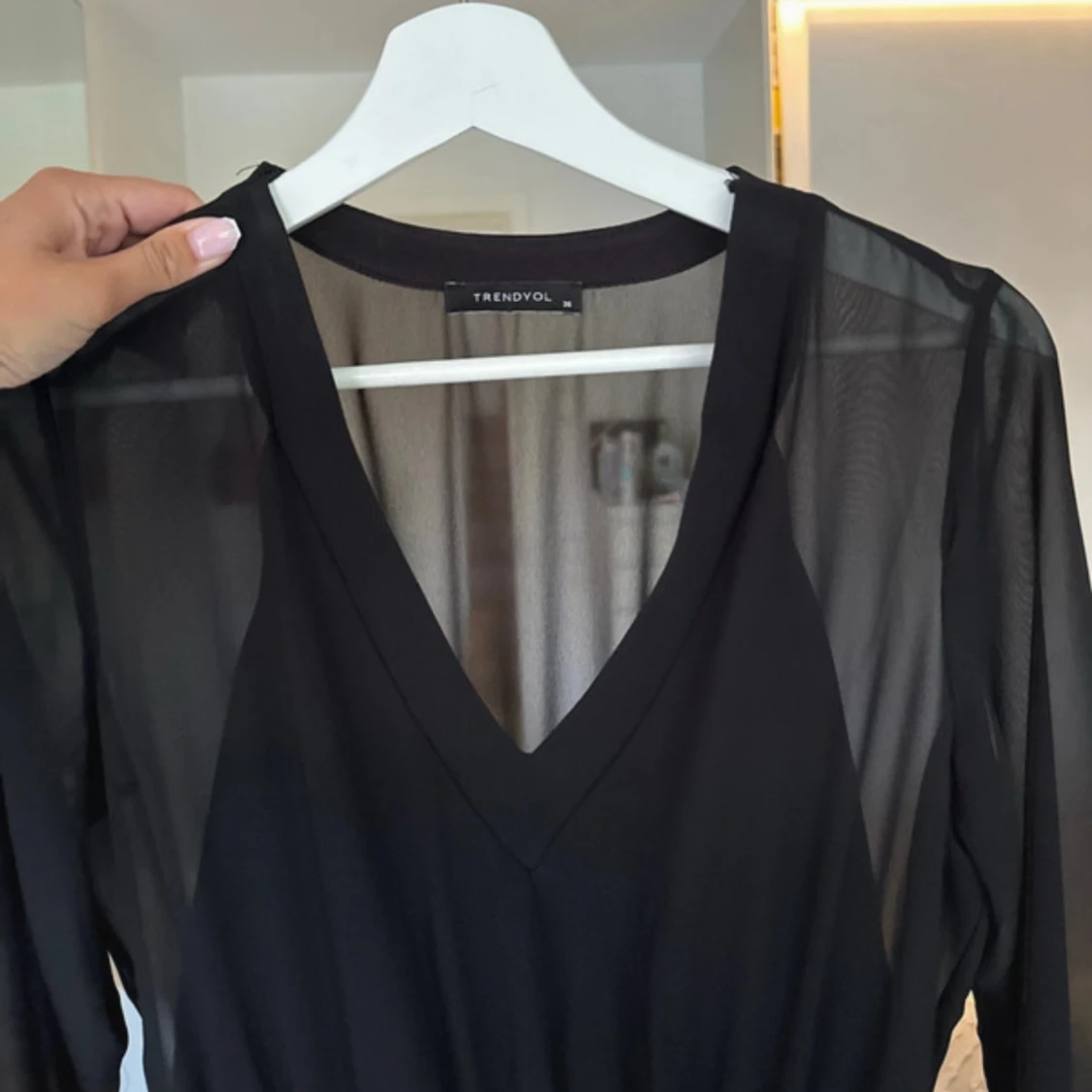 Svart volangklänning från Trendyol - 2